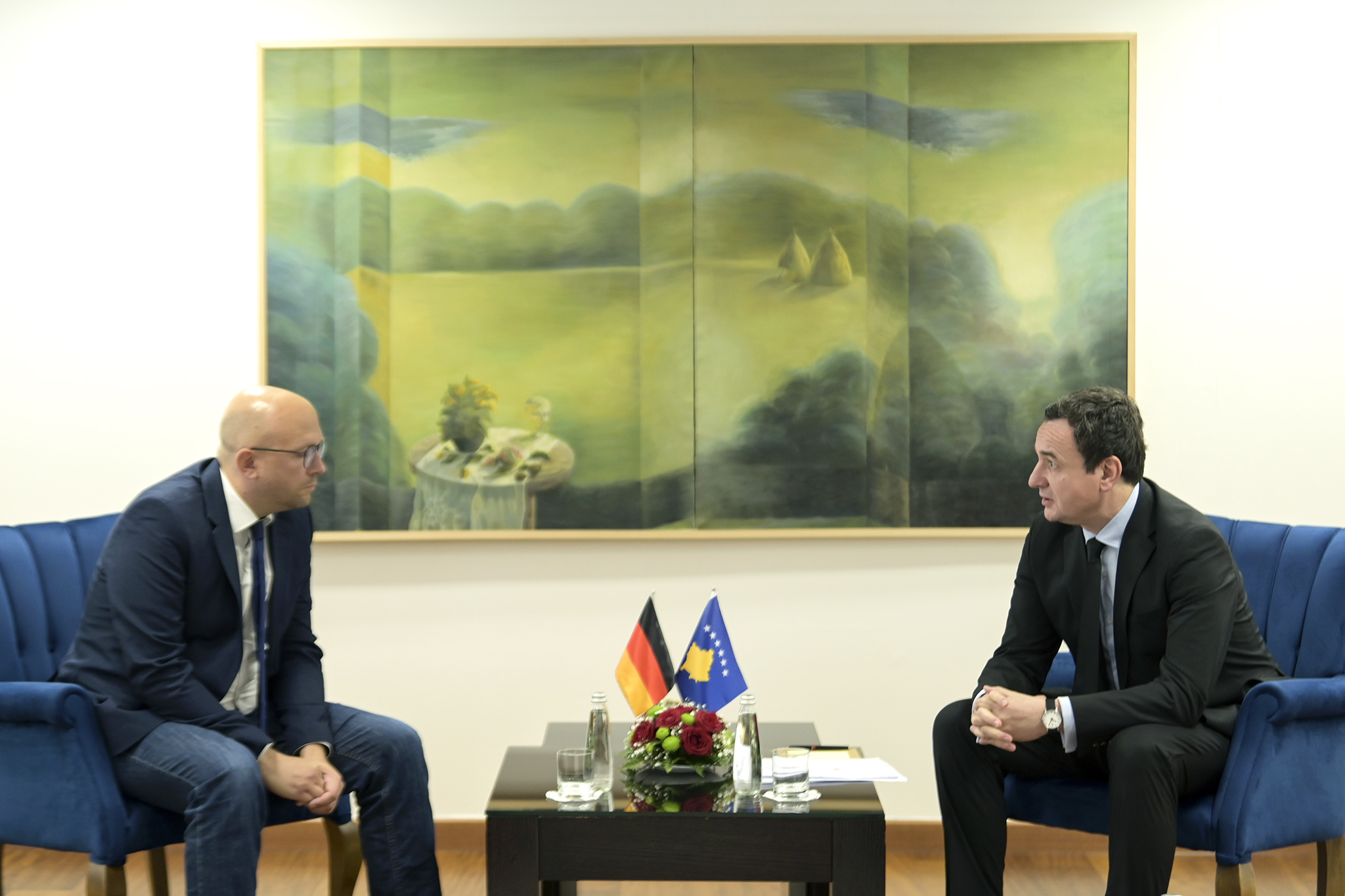 Emisari gjerman përsëri në Kosovë, Kurti: Serbia po kërcënon me agresion ushtarak