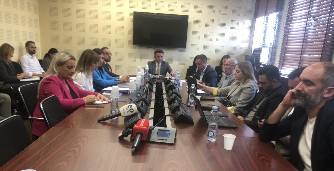 Shkarkohet Deliu-Kodra, insiston se Haxhiu e quajti “hajneshë” – ministrja e mohon