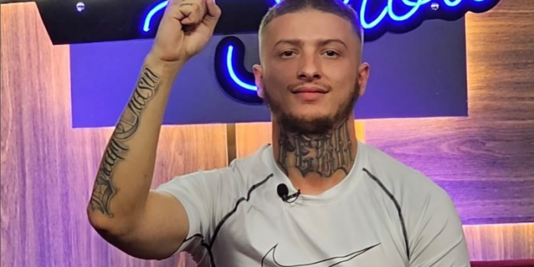 Pasi rruajti kokën, Fero thotë se do t’i heqë edhe tattoo-t