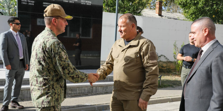 Hoxha takon Admiralin Munsch, diskutohen çështje të rëndësishme për sigurinë e Kosovës