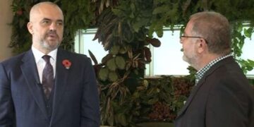 Haxhiu mbron Edi Ramën: Patriotët e tastaturës kanë hyrë në rrugë fashiste, të gjithë janë bërë me VV-në