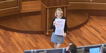 “S’ti falë kërkush”, si tentoi Adriana Matoshi ta bindë opozitën që t’i votojë marrëveshjet ndërkombëtare