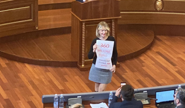 “S’ti falë kërkush”, si tentoi Adriana Matoshi ta bindë opozitën që t’i votojë marrëveshjet ndërkombëtare