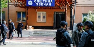 Policëve që veprojnë në veri u kërkohet të largohen nga rrjetet sociale