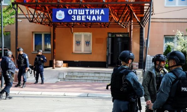 Policëve që veprojnë në veri u kërkohet të largohen nga rrjetet sociale