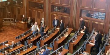Kurti nuk u përgjigjet – LDK e AAK e lëshojnë sallën e Kuvendit