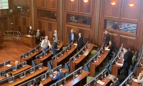 Kurti nuk u përgjigjet – LDK e AAK e lëshojnë sallën e Kuvendit