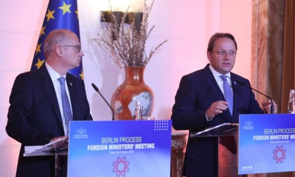 Varhelyi: Autorët e sulmit në Banjskë të dalin para drejtësisë, Serbia të bashkëpunojë plotësisht me ne për hetimin