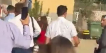 Sekretari i Jashtëm britanik në Izrael, përballet me sirenat e alarmit, momenti kur vrapon për t’i shpëtuar sulmeve të Hamasit