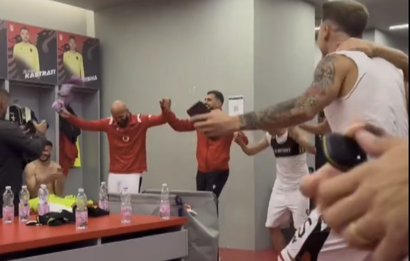 “Gjermania nuk është si përpara”/ Këngë e valle në zhveshtoren e kuqezinjve të Kombëtares