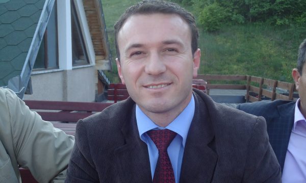 Ish-Prokurori Elez Blakaj mbron vendimin e Presidentes për të mos e dekretuar Blerim Isufajn