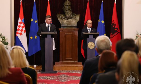 “Vuçiç na ka borxh përgjigje konkrete”, presidenti kroat nga Tirana i kërkon llogari Serbisë për Banjskën