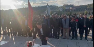 Pas kthimit nga Haga Hysni Gucati përkulet para varrit të komandant Adem Jasharit