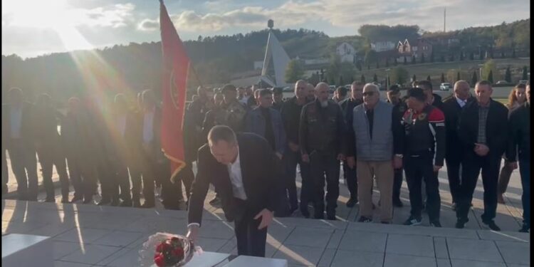 Pas kthimit nga Haga Hysni Gucati përkulet para varrit të komandant Adem Jasharit