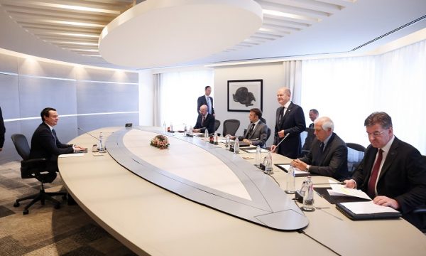 Atmosfera brenda takimeve të Kurtit e Vuçiq me Macron, Scholz e Meloni, BE i publikon videot