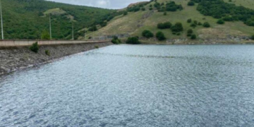 Uji nga Liqeni i Badocit ende nuk mund të përdoret për pije