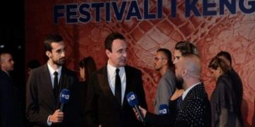 Tre mikrofonë të RTK’së ndjekin Kurtin në Festival