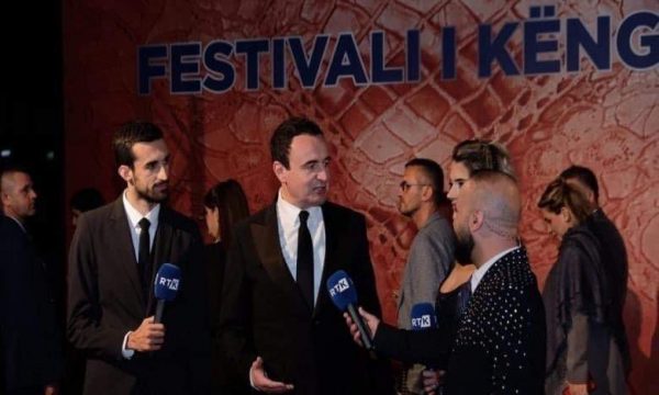 Tre mikrofonë të RTK’së ndjekin Kurtin në Festival