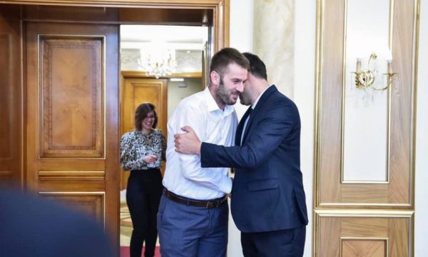 Keshilltari i Glauk Konjufcës i gëzohet bllokimit të ndërtimit të Rrugës A
