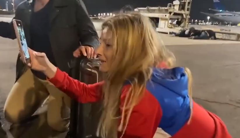 Momente tmerri në aeroportin në Izrael, pasagjerëst shtrihen në pistë