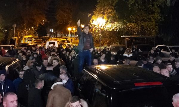 Policia zbarkon te vila e dhëndrit të Berishës në Gjirin e Lalzit, ndryshohen bravat e apartamenteve në Tiranë