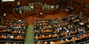 Pozitë e opozitë kritikojnë BE-në për vonesa në ndëshkimin e shtetit serb