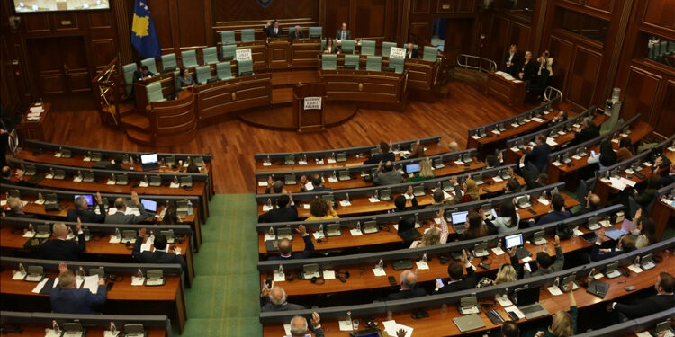 Pozitë e opozitë kritikojnë BE-në për vonesa në ndëshkimin e shtetit serb