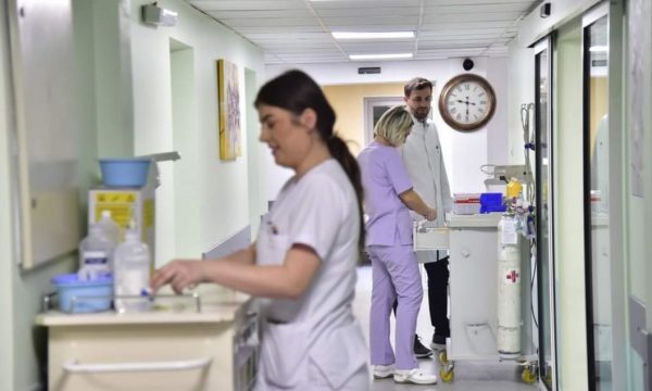 Fillon rinovimi i Klinikës së Onkologjisë, pacientët e spitalizuar zhvendosen në hapësira të tjera