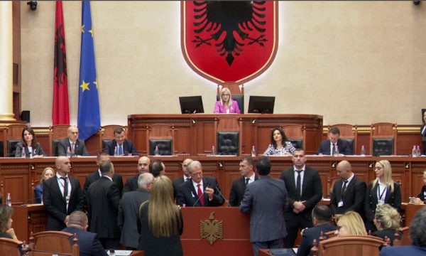 Tensione në Kuvendin e Shqipërisë, shkak qendrimet e Edi Ramës për veriun e Kosovës