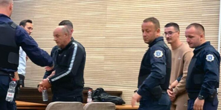 Dënohet me burgim të përjetshëm i akuzuari për vrasjen e 15-vjeçarit dhe babait të tij, tjetri lirohet nga akuza
