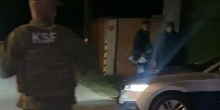 Në Prelluzhë të Vushtrrisë që banohet me shumicë serbe policia gjen: Armë të gjata, granata dore, municion e tromblon