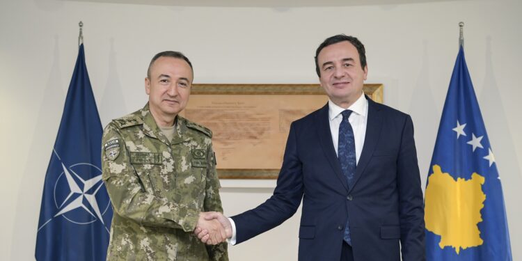 Kurti në takim me komandantin e KFOR-it: Shtimi i trupave të koncentrohet në ruajtjen e kufirit mes Kosovës e Serbisë