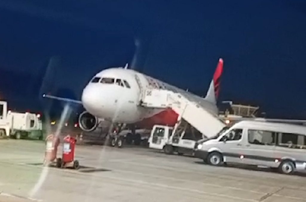 Mbërrin në Rinas avioni me shqiptarë nga Izraeli