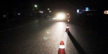 Bllokohet trafiku, vetura godet një lopë në autostradë