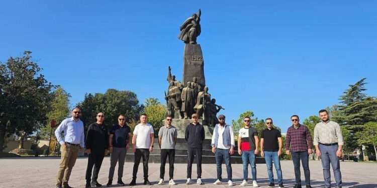 79 vjetori i Çlirimit të Vlorës: Nënkryetari Tahiri me miq përkujtojnë të rënët