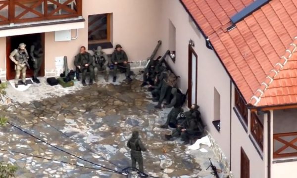 The Guardian: Amerikanët të bindur se grupi terrorist është armatosuar dhe kontrolluar nga Beogradi