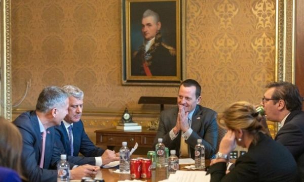 Grenell rikujton takimin në DC: Smith i ngriti aktakuzë njeriut që u pajtua me Vuçiqin për zhbërjen e Speciales