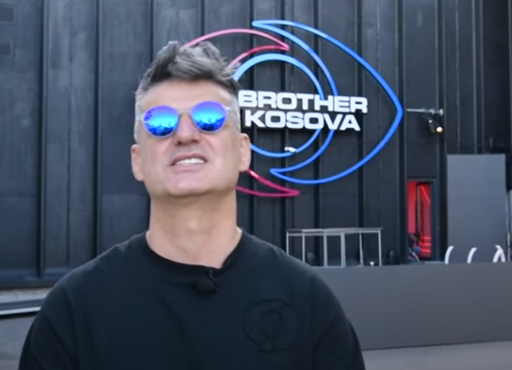 ‘Godet’ Bledi Mane: “Femrat e Kosovës janë më të mira në shtrat se ato të Shqipërisë”