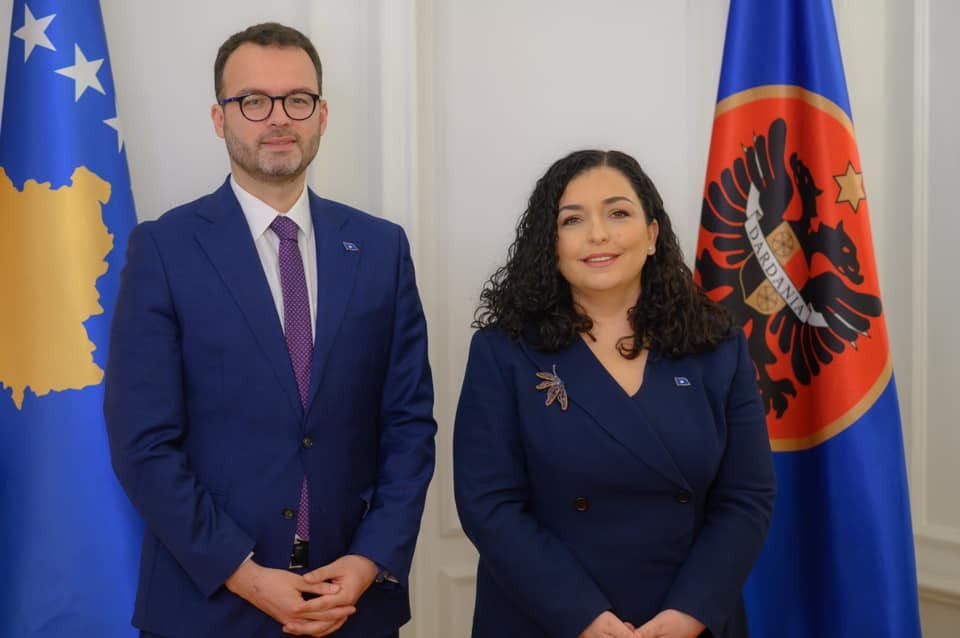 Vela: Presidentja Osmani udhëtoi në Spanjë me pasaportë të Kosovës