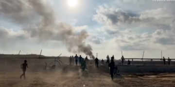 Sulmet terroriste në Izrael, The Guardian: Së paku 100 izraelitë të vrarë