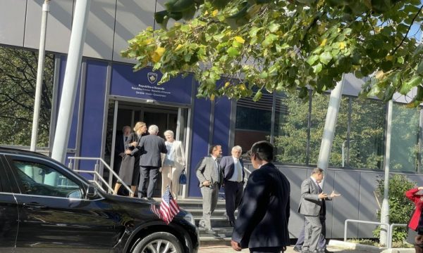 Ambasadorët në takim të paparalajmëruar me Kurtin