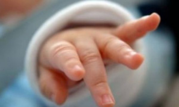 Lindi në shtëpi, vdes më pas një foshnje në Gjinekologji