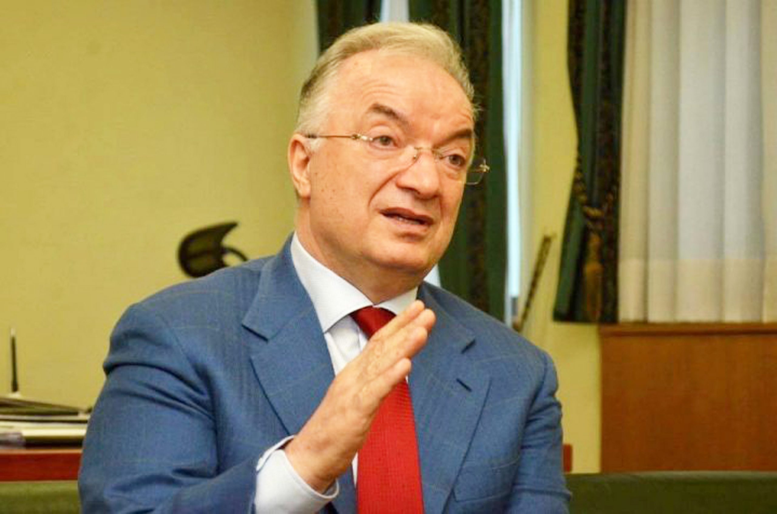 Haliti thirrje Kurtit: Mos e refuzo takimin me Vuçiqin, Serbia është e humbur dhe e kompromentuar