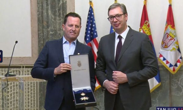 Grenelli e pranon urdhrin e flamurit serb