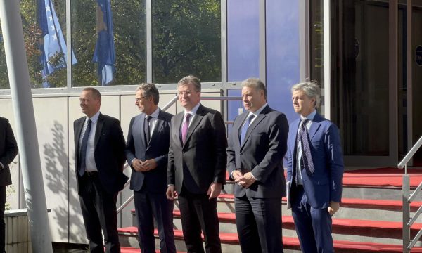 Emisarët perëndimorë nisin takimin me Kurtin, duke hyrë në objekt shihet edhe Hovenier