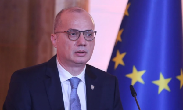 Daçiq refuzoi fotografinë familjare, Hasani: Unë respektoj protokollin e Procesit të Berlinit