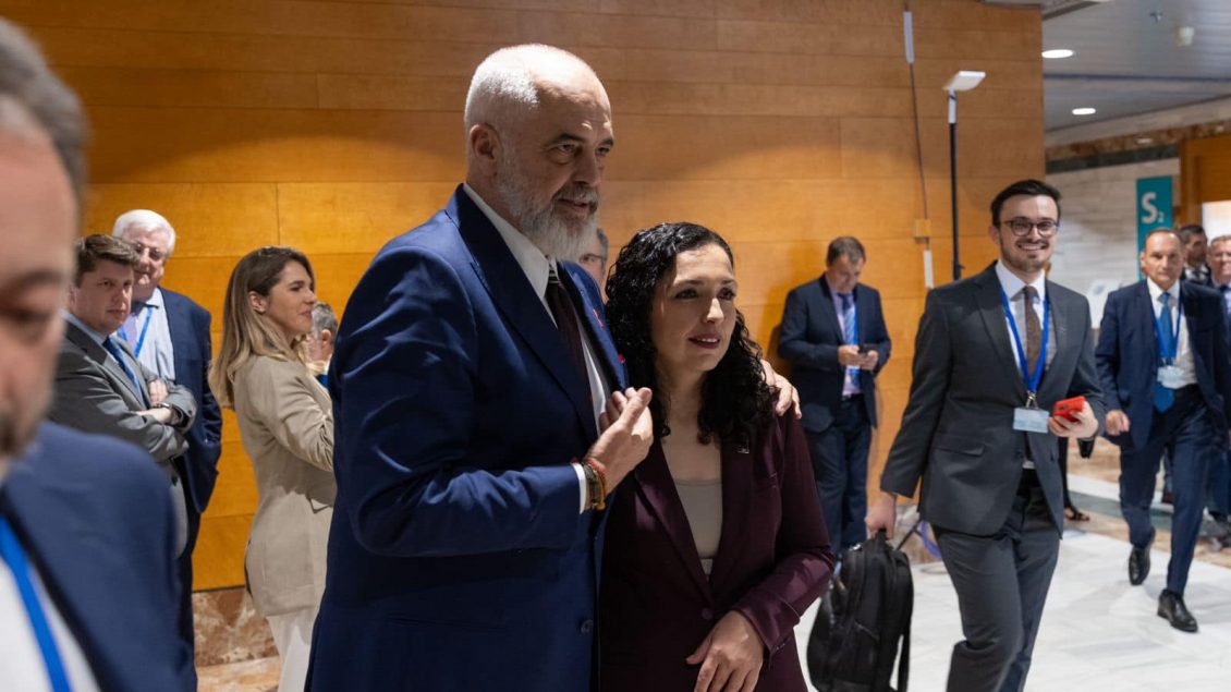 Rama publikon fotografi me presidenten Osmani, duken në humor të mirë