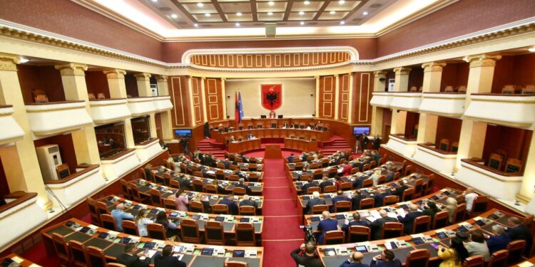 Kuvendi i Shqipërisë mban një minutë heshtje për policin e vrarë, Afrim Bunjaku