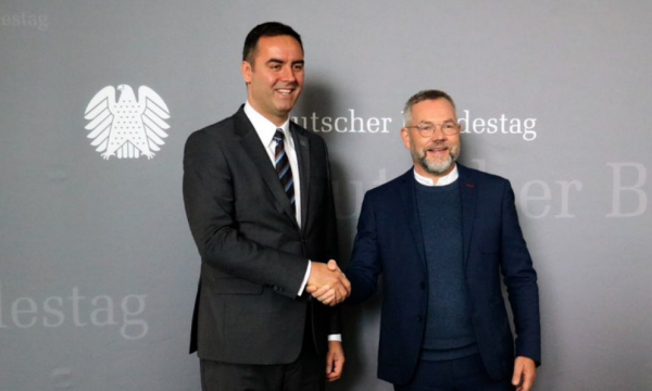 Vizita në Gjermani, Konjufca takon deputetin Roth, flasin për zhvillimet e fundit të sigurisë