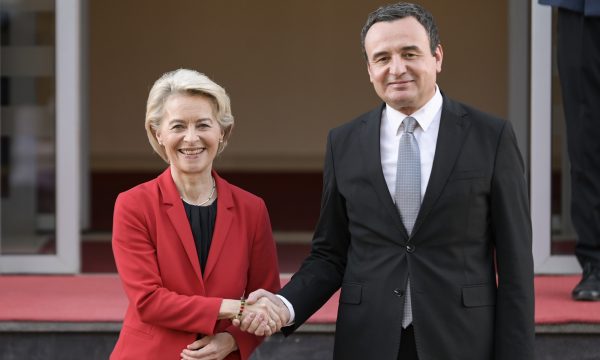 Kurti thotë se e ka njoftuar Presidenten e KE’së çfarë qëndrimi ka Kosova për “Nenin 7 të Marrëveshjes Bazike”